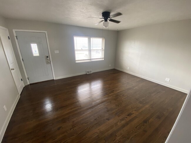 Building Photo - 877 Windsor Dr