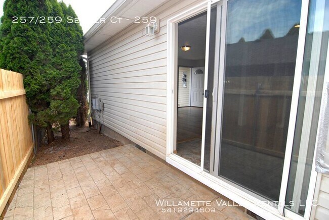 Building Photo - Nice S Salem duplex
