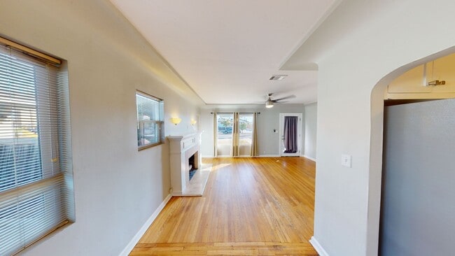 Building Photo - 4BD/3BA, Pool!! BIG house, 1800sqft!!