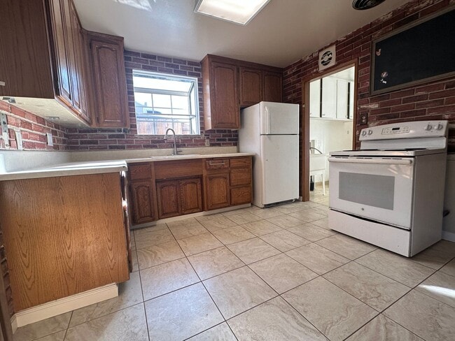 Building Photo - Lovely 3 Bed, 1 Bath with large backyard