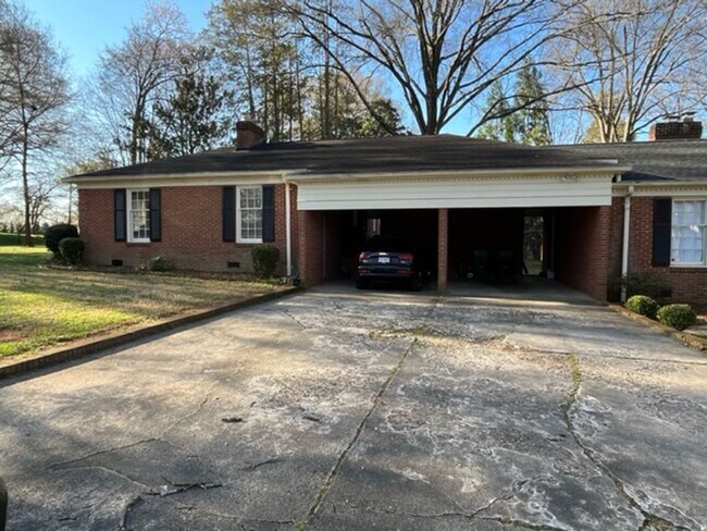 Building Photo - Lovely Three Bedroom Duplex in Myers Park!