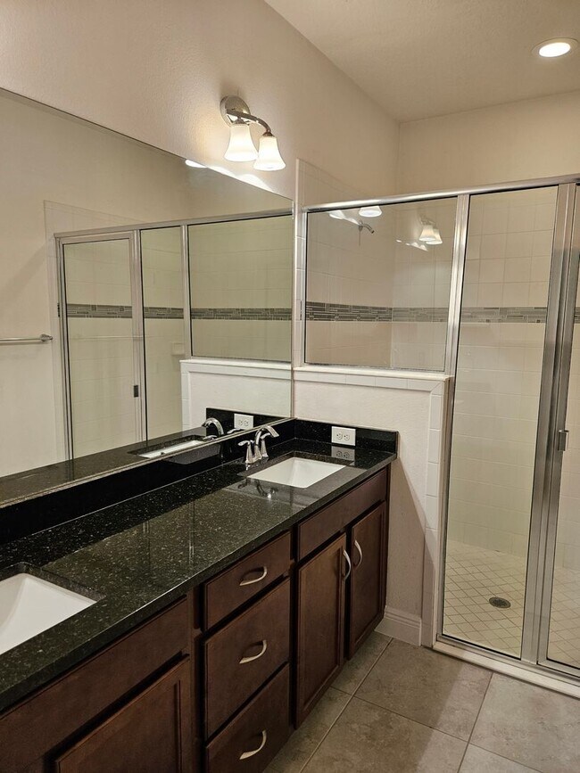 Building Photo - 4 Bedroom 2 bath beautiful spacious home i...