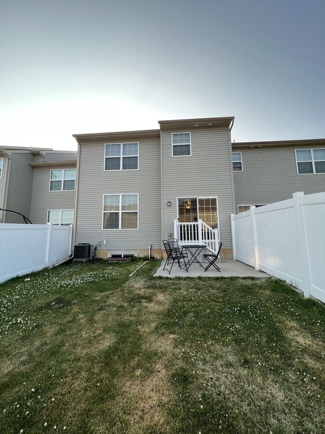 Building Photo - Beautiful like-new townhouse in Parkland school disctrict!