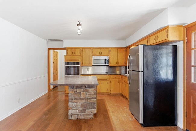 Building Photo - 2308 S Hampton Ave