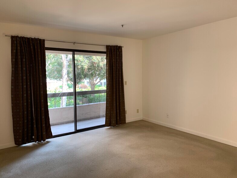 Building Photo - 5765 Friars Rd