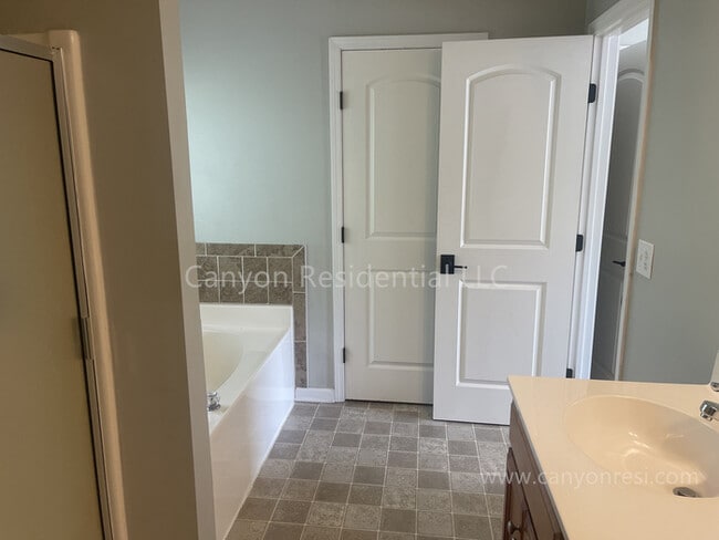 Building Photo - Beautiful 3b Room!Move in ready!