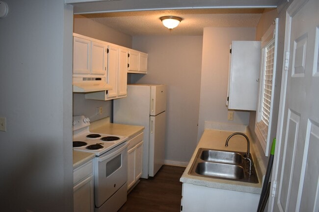 Building Photo - Home Available for Rent