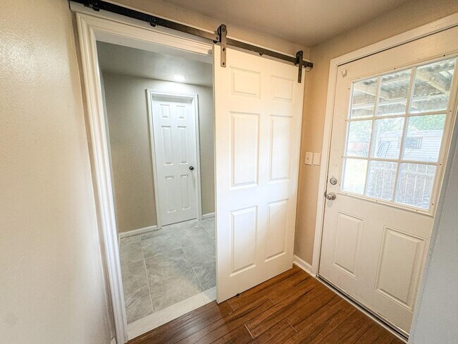 Building Photo - 305 Larkspur St