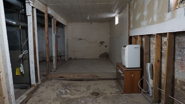 Building Photo - Charming Fully Remodeled Home with 4 Garage Stalls & Park Access in Central Minot