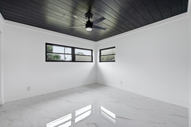 Building Photo - 2529 Rainbow Dr