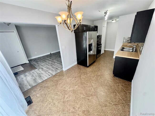 Building Photo - 41070 Southwind Dr