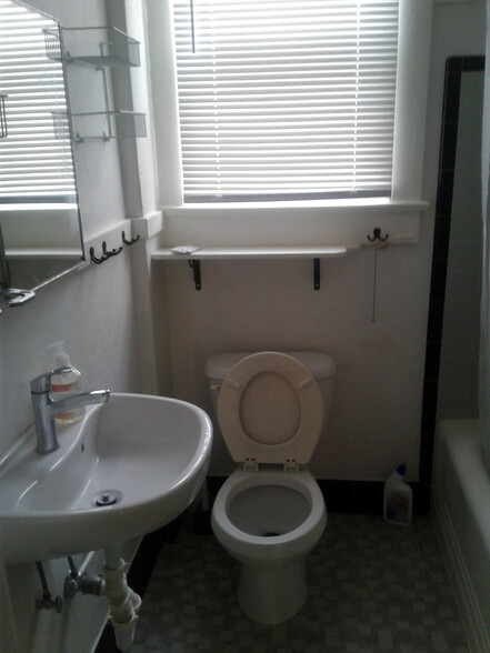 Bathroom - 558 E Park Ave