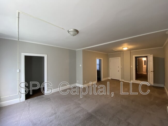 Building Photo - 213 S Main St