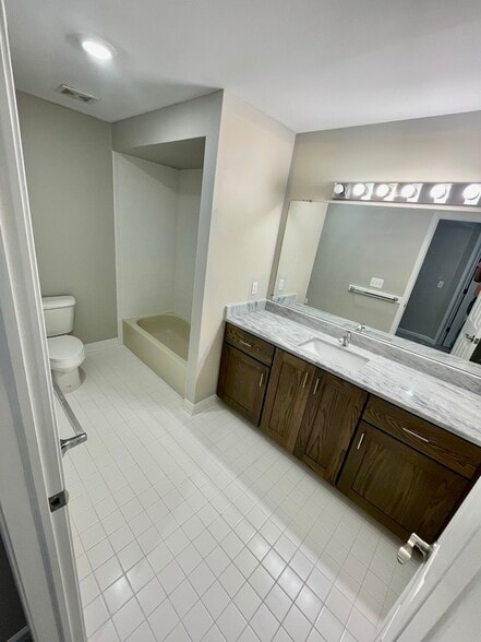 Building Photo - 15280 Arno Dr