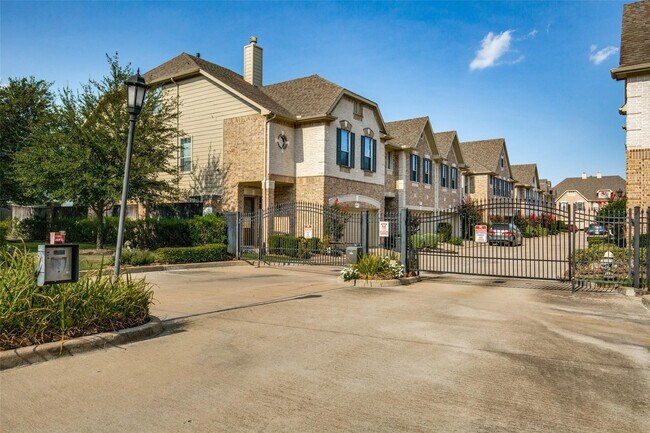 Building Photo - 2711 Wallingford Pnes