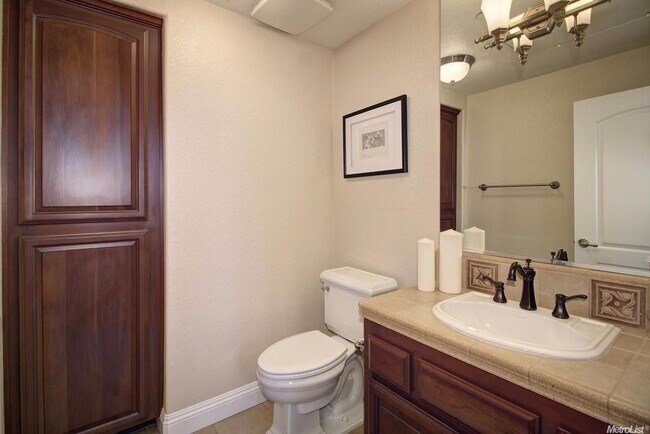 Building Photo - Absolutely Stunning Home in Fabulous Pavilions Place Community