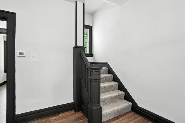 Building Photo - 887-889 E Livingston Ave