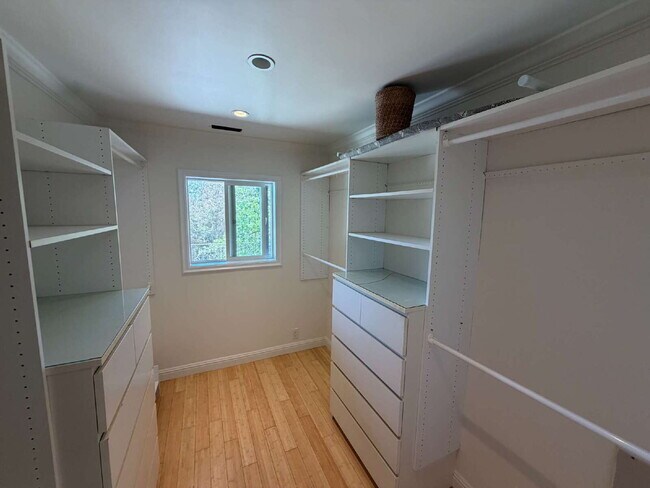 Building Photo - "Charming 2-Bedroom Retreat with Granite Accents & Gleaming Hardwood Floors in Lafayette!"