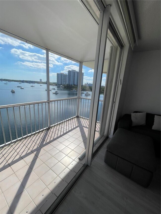 Building Photo - 2910 Point E Dr