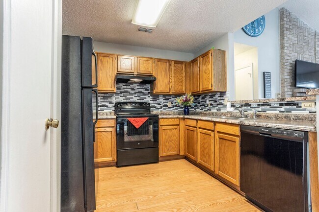 Building Photo - RENOVATED 3-BEDROOM IN NORTHWEST CROSSING