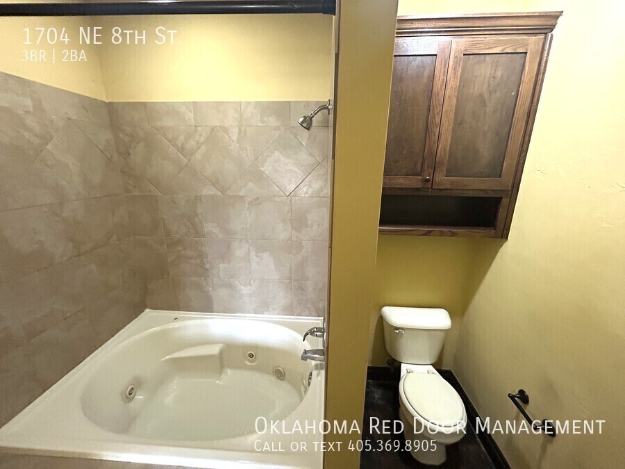 Building Photo - 1704 NE 8th St