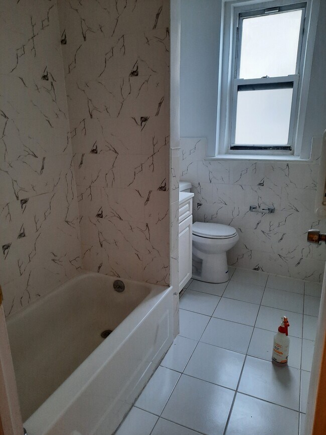 Full Bath - 23 Cortlandt St