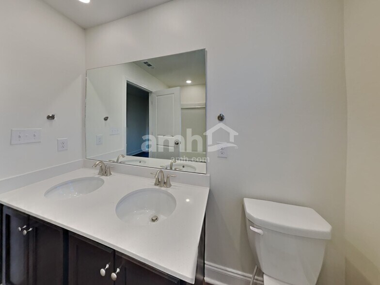 Building Photo - 2120 Williamshire Ln