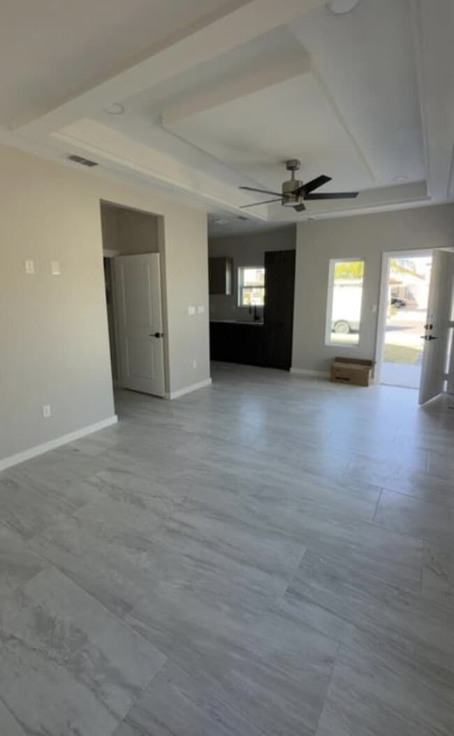 Building Photo - Amazing Brand new executive apartment in Edinburg