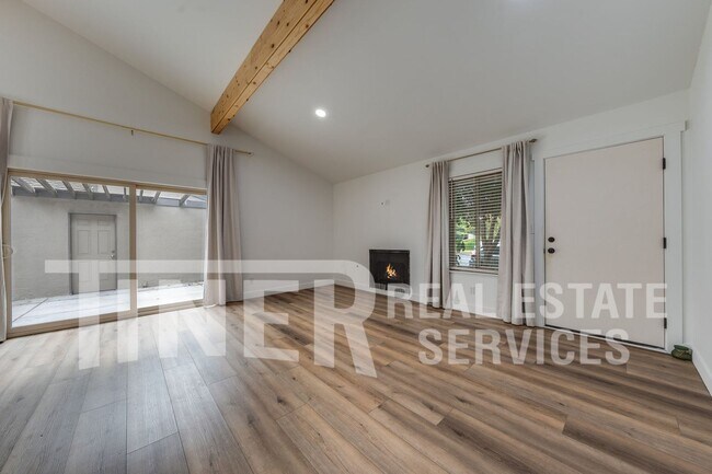 Building Photo - 324 Bridge Pl