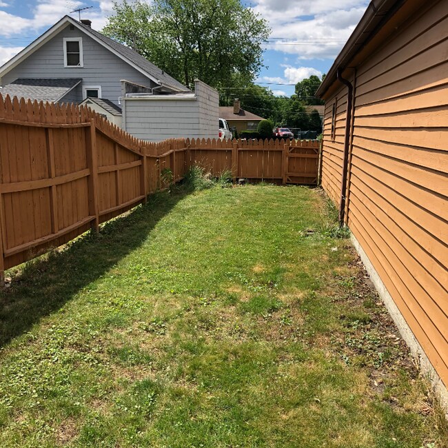 Building Photo - 512 W Wing St