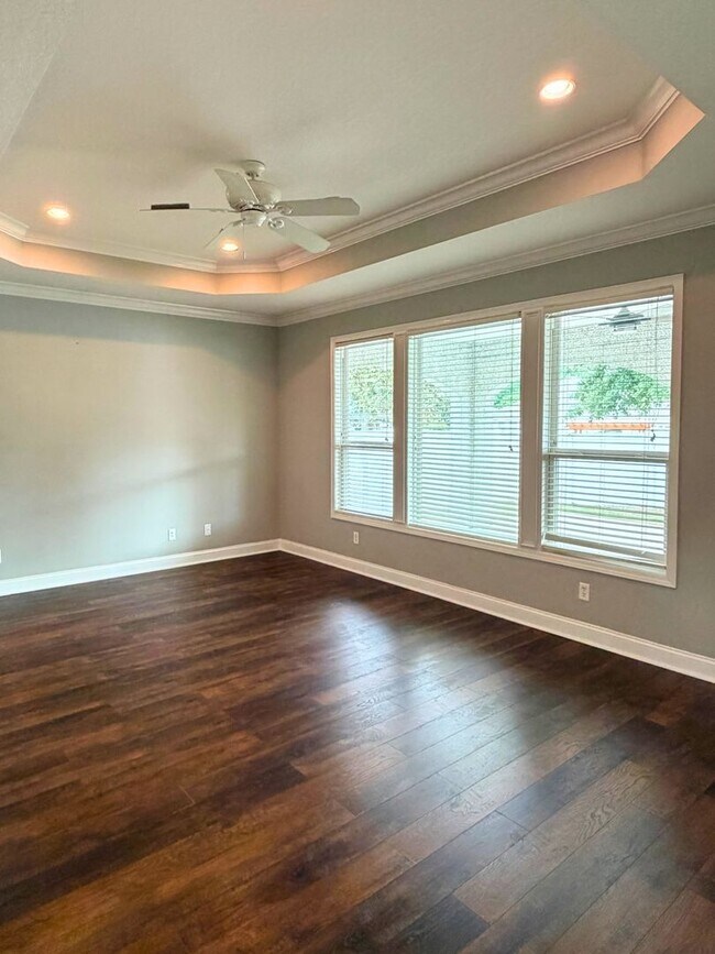 Building Photo - Rare find! 4/3 with amenities!
