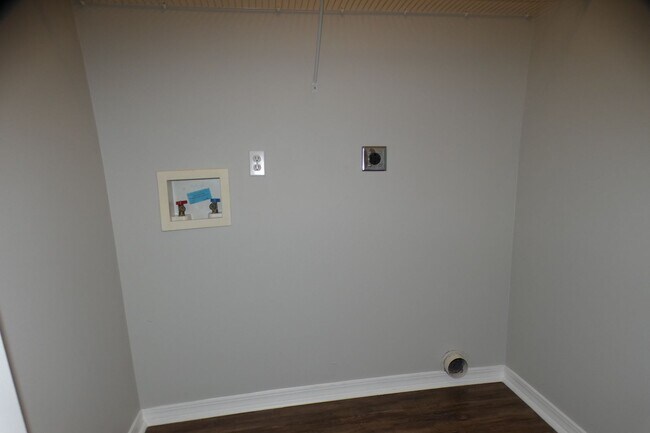 Building Photo - 4-Bedroom Home On Cul-De-Sac