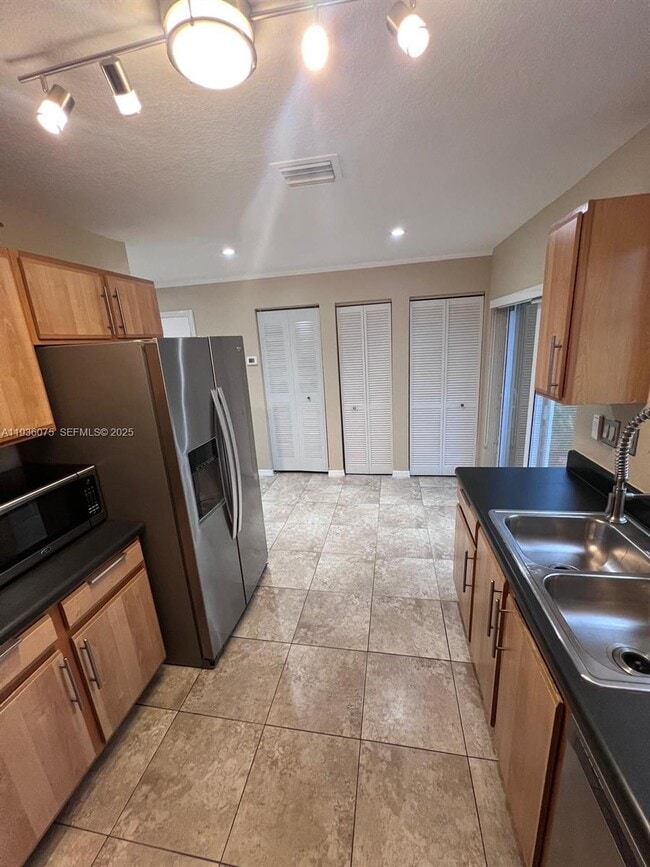 Building Photo - 2098 NE 167th St