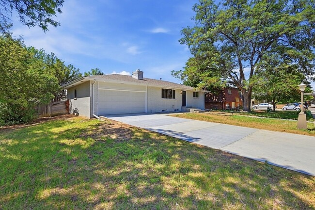 Building Photo - 4-bedroom, 4 bath home with 2 car garage