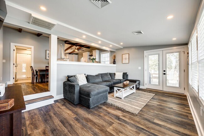 Building Photo - Beautiful Short term 2 bedroom 2 bath full...