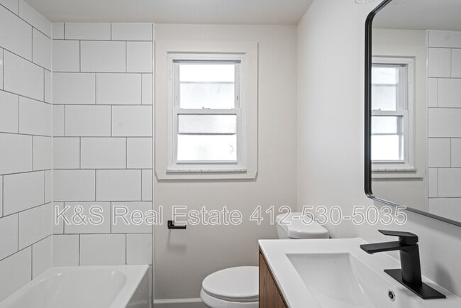 Building Photo - 2321 Spring St