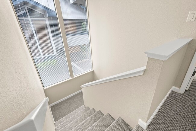 Building Photo - Beautiful 3-bedroom, 3-bathroom townhome  ...
