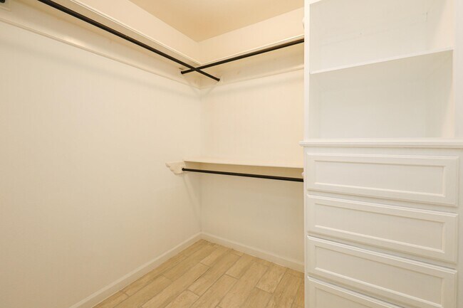 Building Photo - 1000 Ranchway Dr