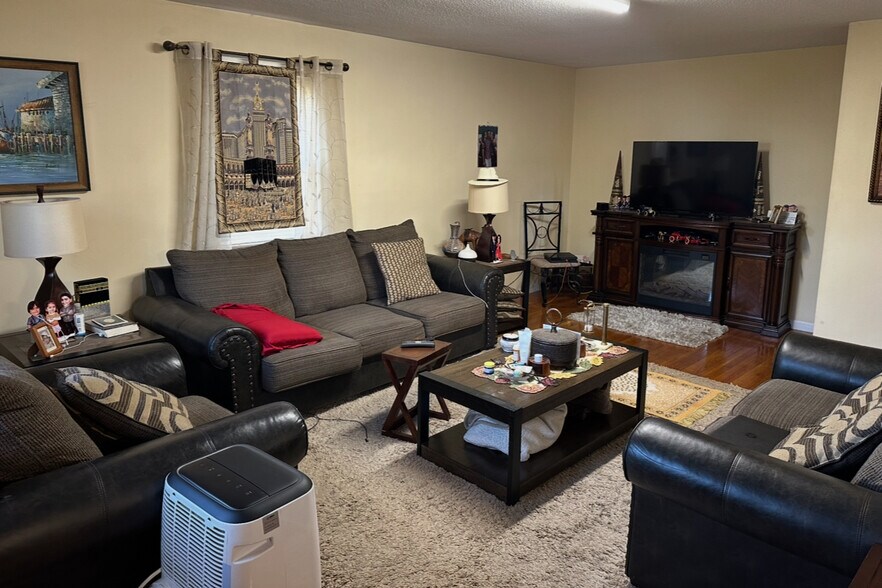 Building Photo - 63 Elm St