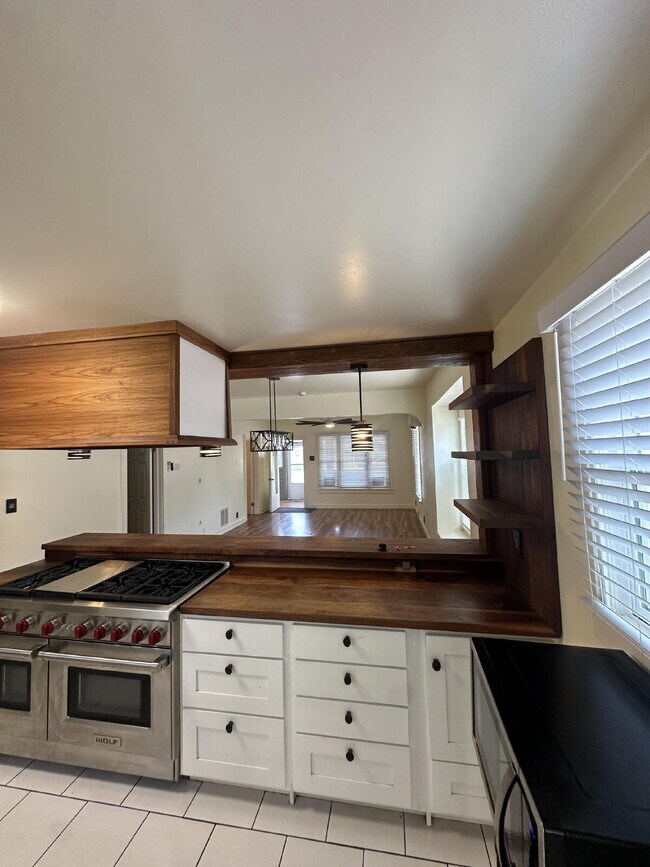 Building Photo - "Charming 2-Bedroom Retreat in the Heart of Windsor – 945 Sq. Ft. of Cozy Living!"