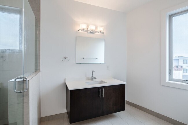 Building Photo - Northern Liberties Townhome with attached Garage