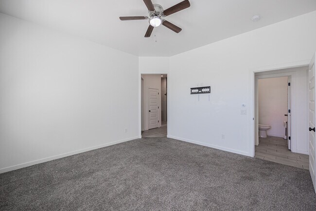 Building Photo - 1409 E Shangri La Rd