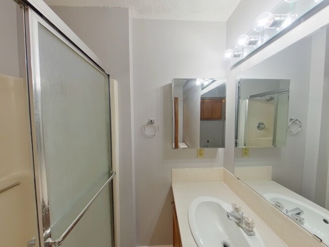 Building Photo - 812 N Sumac Rd