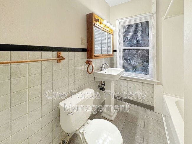 Building Photo - 812 3rd Ave