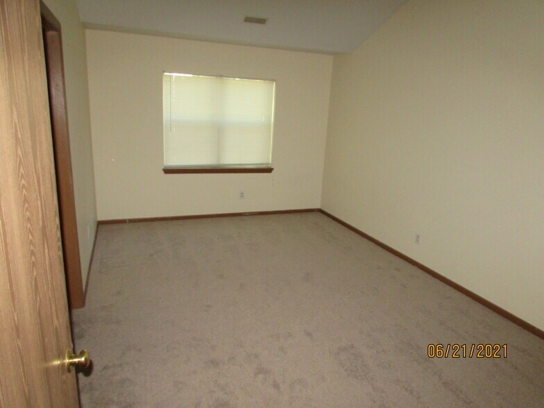 Master Bedroom - 10 Woodridge Ct