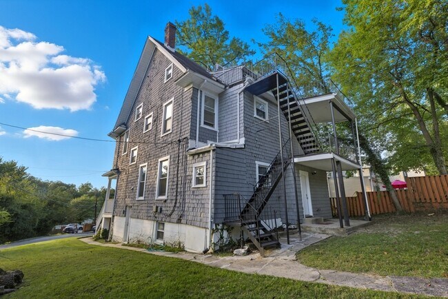 Building Photo - 5821 Royal Oak Ave