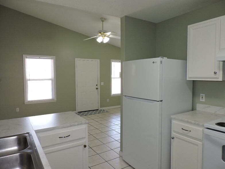 Building Photo - 5931 Pinetree Ave