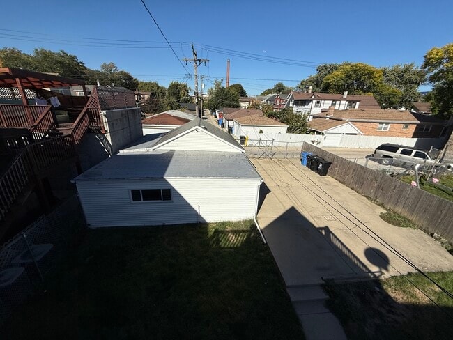 Building Photo - 4844 W Montrose Ave