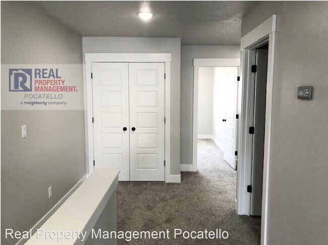 Building Photo - 3 br, 2.5 bath House - 169 Park Lawn #8