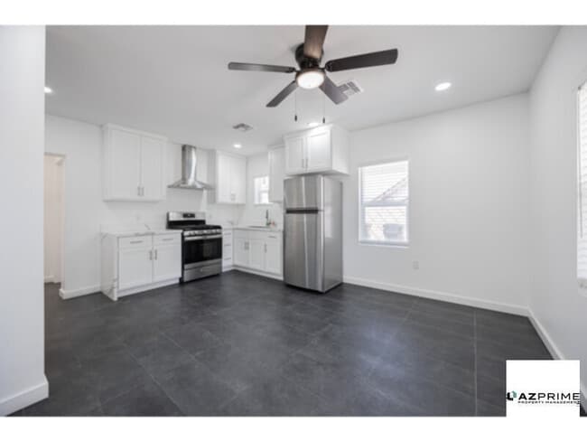 Building Photo - Stylish 3/2 Phoenix Duplex!